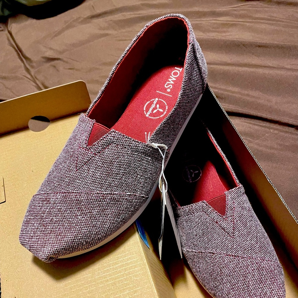 TOMS size 7.5 burgundy tweed